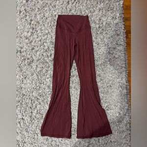 Aerie- offline cross over flare leggings
Size: M Color: burgundy